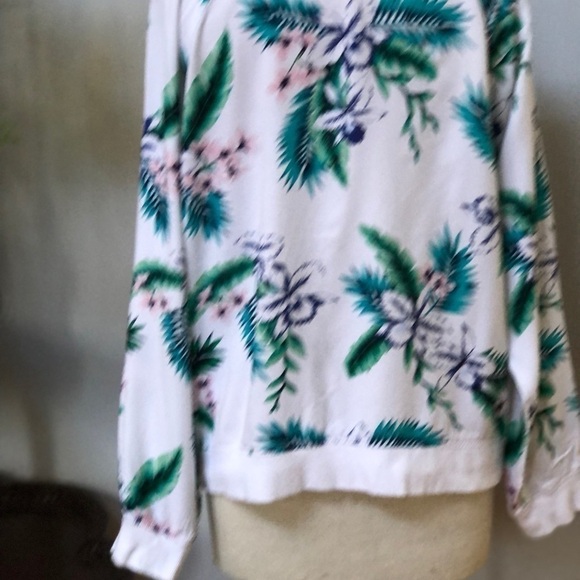 𝅺CUPCAKES and Cashmere Tropical‎ floral zippered jacket size medium - Picture 3 of 8
